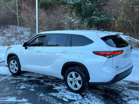 Used 2023 Toyota Highlander LE image 3