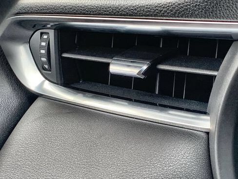 Used 2023 Toyota Venza LE AWD/4WD image 32