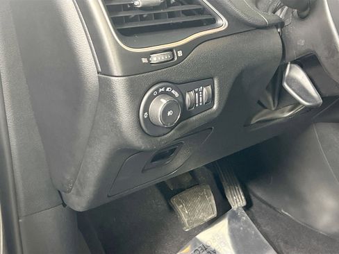 Used 2022 Jeep Cherokee Trailhawk image 10