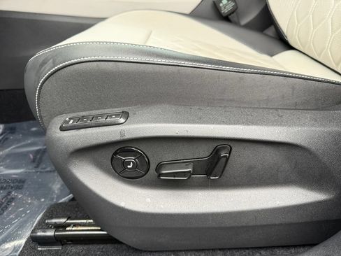 Used 2025 Volkswagen Tiguan SEL R-Line AWD/4WD image 10