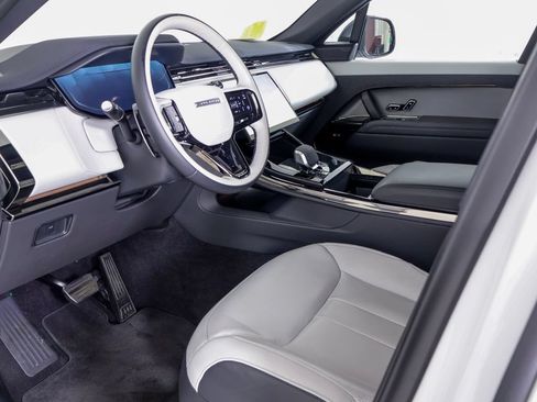 Used 2025 Land Rover Range Rover Sport Dynamic SE AWD/4WD image 4