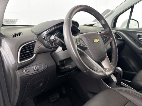 Used 2022 Chevrolet Trax LT w/ LT Convenience Package image 4