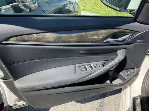 Used 2022 BMW 530e w/ M Sport Package image 11