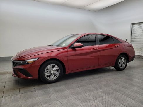Used 2024 Hyundai Elantra SE image 2