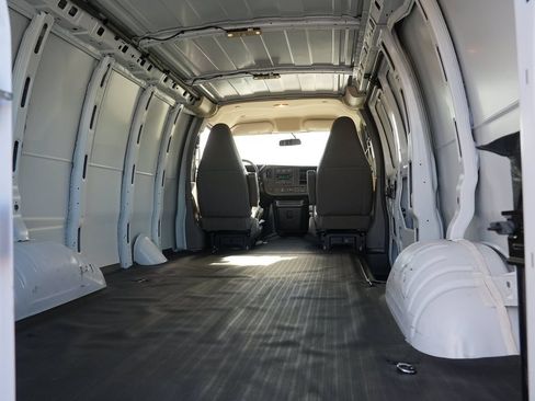 Used 2017 Chevrolet Express 2500 RWD image 18