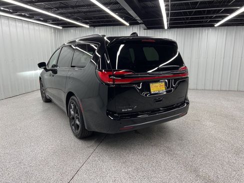 Used 2026 Chrysler Pacifica Limited w/ Uconnect Theater Family Group image 4