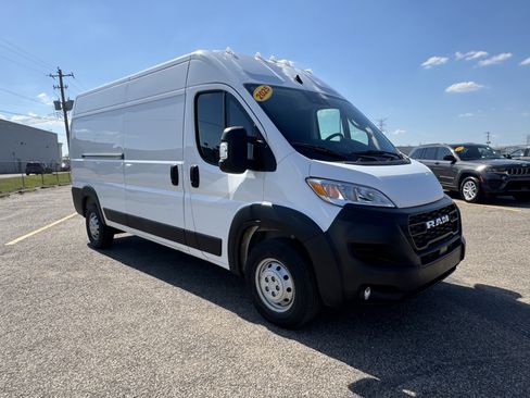 Used 2025 RAM ProMaster 2500 w/ Convenience Group image 4