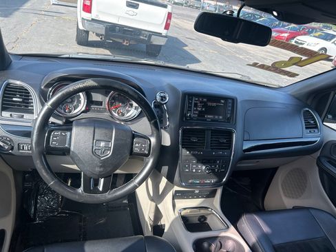 Used 2016 Dodge Grand Caravan SXT FWD image 13