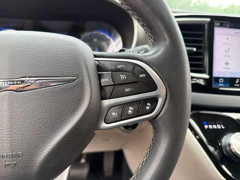 Used 2024 Chrysler Pacifica Touring-L FWD image 16