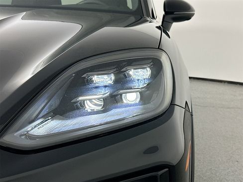 Certified 2025 Porsche Cayenne image 15