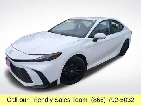 Certified 2025 Toyota Camry SE w/ Convenience Package image 1