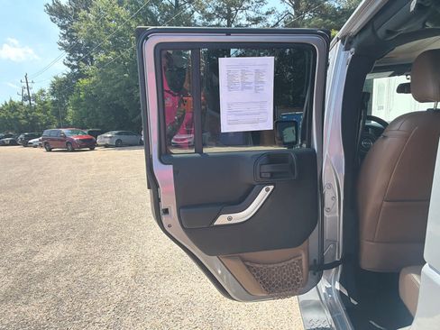 Used 2013 Jeep Wrangler Unlimited Sahara AWD/4WD image 31