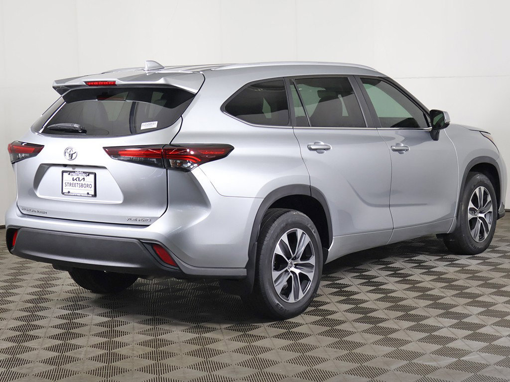 Used 2024 Toyota Highlander XLE AWD/4WD image 11