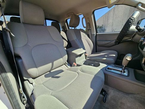 Used 2014 Nissan Frontier SV image 15