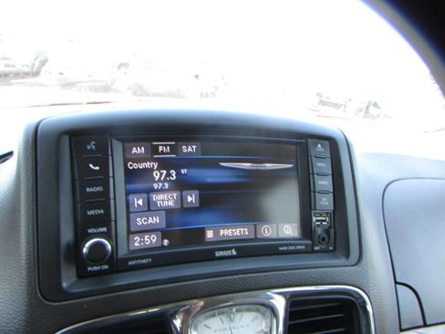 Used 2015 Chrysler Town & Country Touring image 56