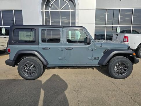 Used 2025 Jeep Wrangler Unlimited Sport AWD/4WD image 3