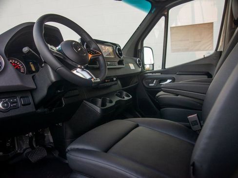 Used 2025 Mercedes-Benz Sprinter 2500 image 32