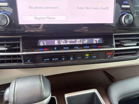 Used 2024 Toyota Sienna XLE FWD image 23