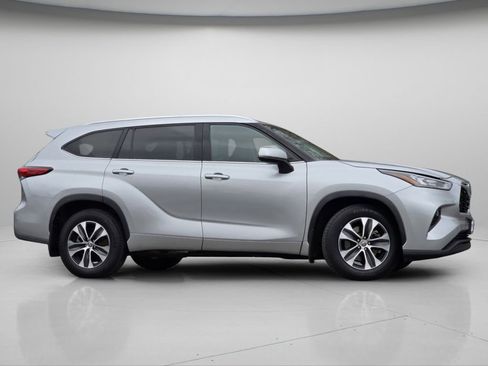 Used 2020 Toyota Highlander XLE image 22