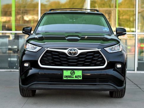Used 2020 Toyota Highlander LE image 2