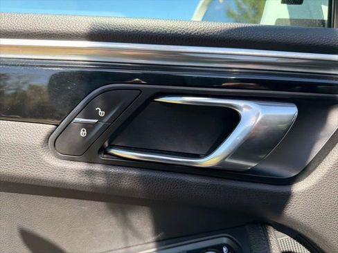 Used 2018 Porsche Macan Sport Edition AWD/4WD image 12