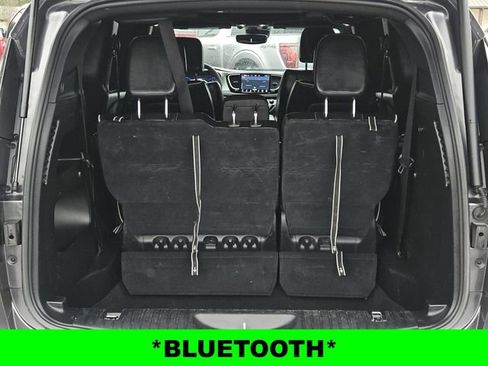 Used 2023 Chrysler Pacifica Limited w/ S Appearance Package image 13