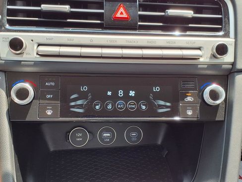 Used 2025 Genesis G70 2.5T image 19