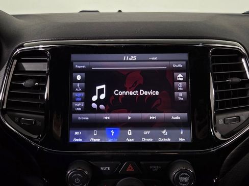 Used 2019 Jeep Grand Cherokee Laredo image 24