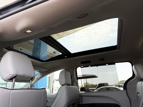 Used 2020 Chrysler Pacifica Limited image 24