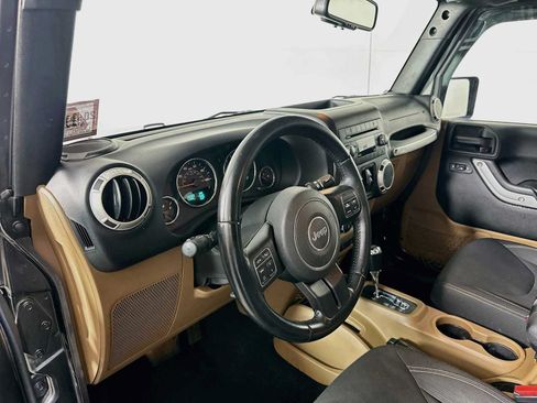 Used 2018 Jeep Wrangler Unlimited Sahara w/ Connectivity Group AWD/4WD image 7