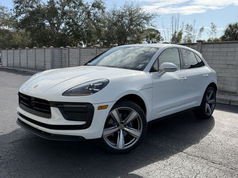 Certified 2025 Porsche Macan AWD/4WD image 1