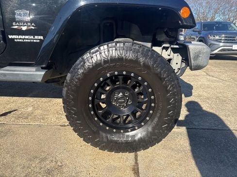 Used 2017 Jeep Wrangler Unlimited Sahara image 30