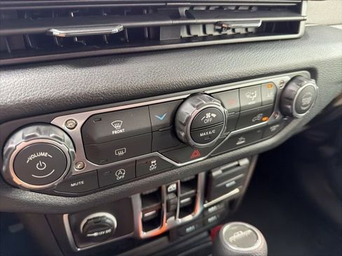 Used 2025 Jeep Gladiator Sport AWD/4WD image 17