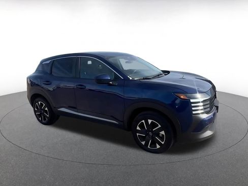 Used 2025 Nissan Kicks SV image 2