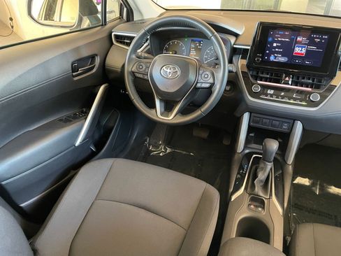 Used 2025 Toyota Corolla Cross LE image 32
