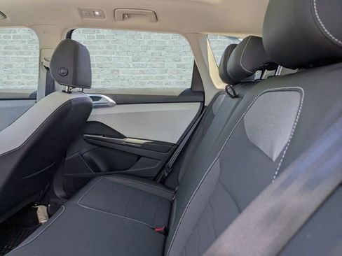 Used 2025 Volkswagen Taos SE image 14