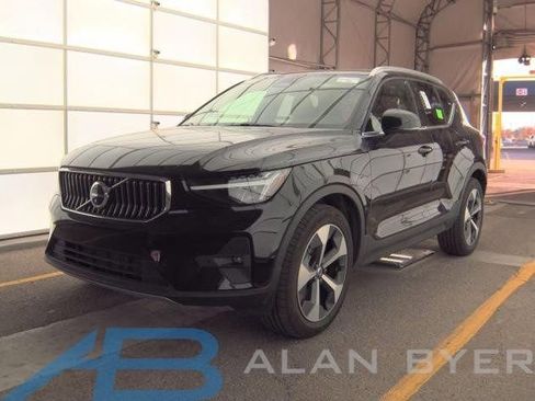 Used 2025 Volvo XC40 B5 Plus image 1