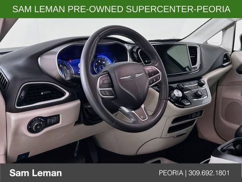 Used 2024 Chrysler Pacifica Touring-L FWD image 9