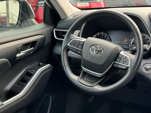 Used 2023 Toyota Highlander FWD image 13