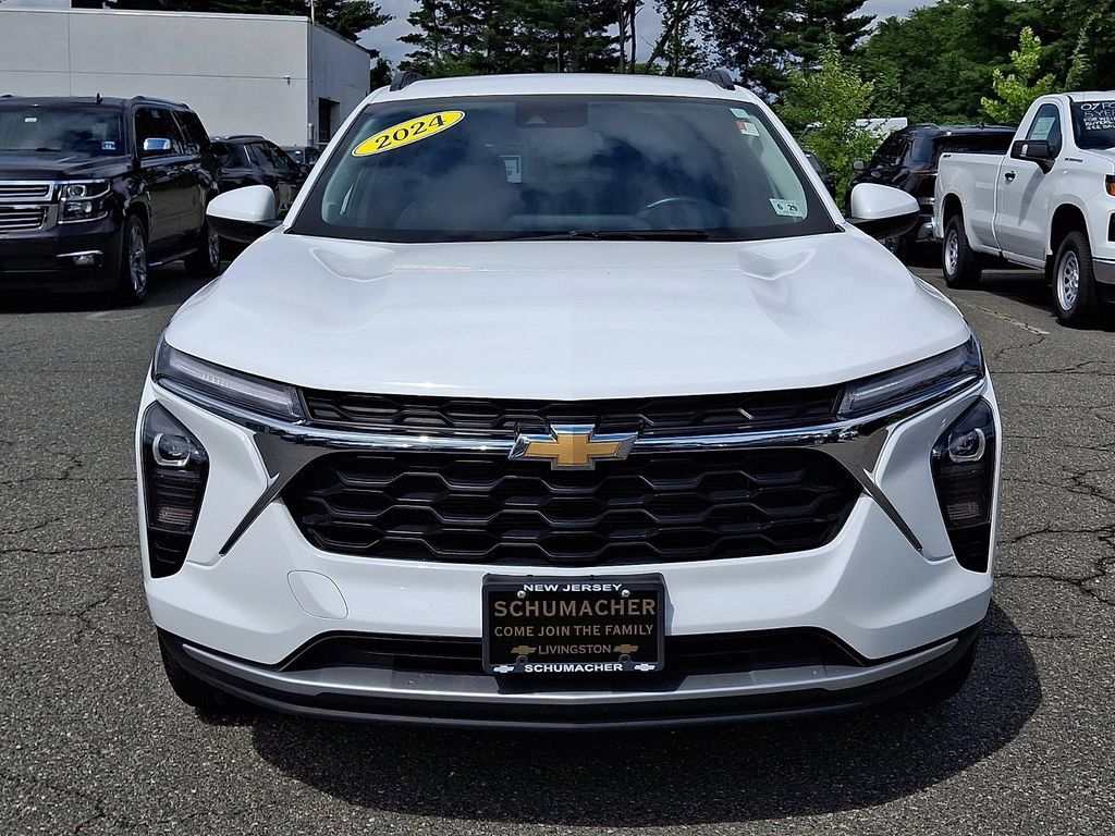 Certified 2024 Chevrolet Trax LT w/ Driver Confidence Package FWD image 2