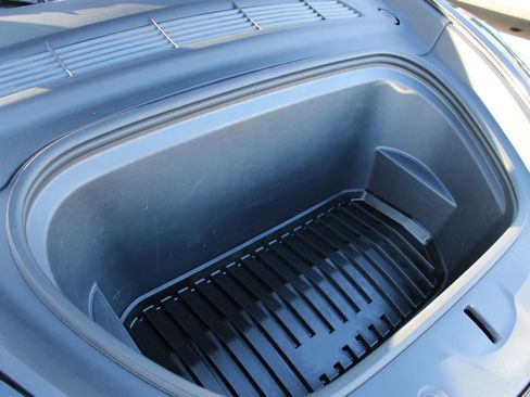 Used 2024 Tesla Model Y 2WD image 36