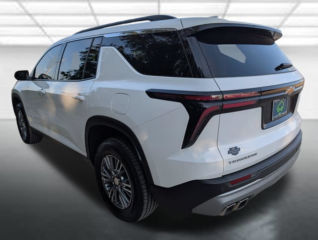 Used 2025 Chevrolet Traverse LT FWD image 2