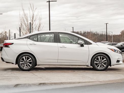 Used 2021 Nissan Versa SV image 3