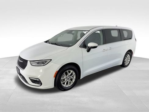 Used 2023 Chrysler Pacifica Touring-L FWD image 3