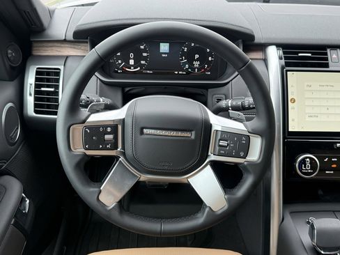 New 2025 Land Rover Discovery Dynamic SE image 17
