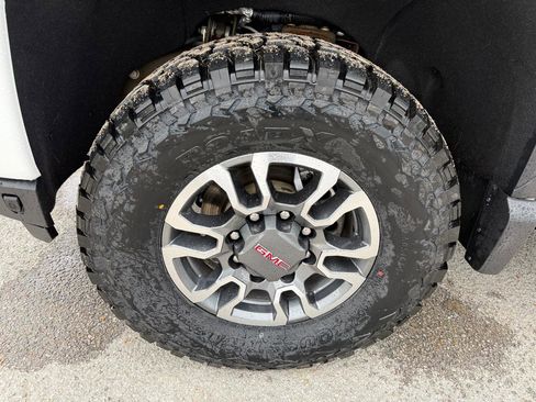 Used 2022 GMC Sierra 2500 AT4 w/ AT4 Preferred Package AWD/4WD image 11