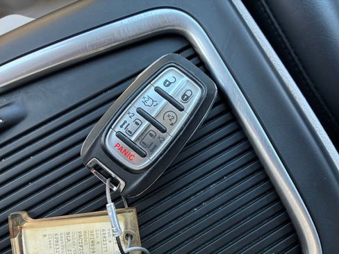 Used 2023 Chrysler Pacifica Touring-L image 27