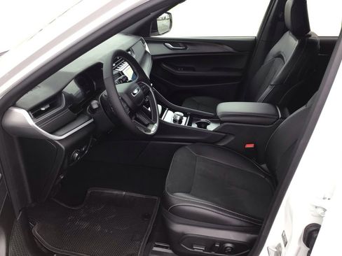 New 2025 Jeep Grand Cherokee 4WD image 9