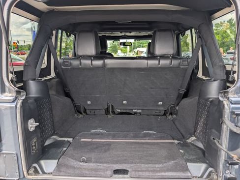 Used 2016 Jeep Wrangler Unlimited Sahara w/ Connectivity Group AWD/4WD image 19