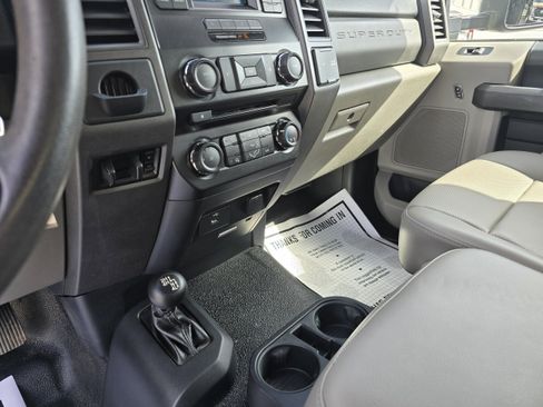 Used 2017 Ford F550 4x4 Regular Cab Super Duty image 8
